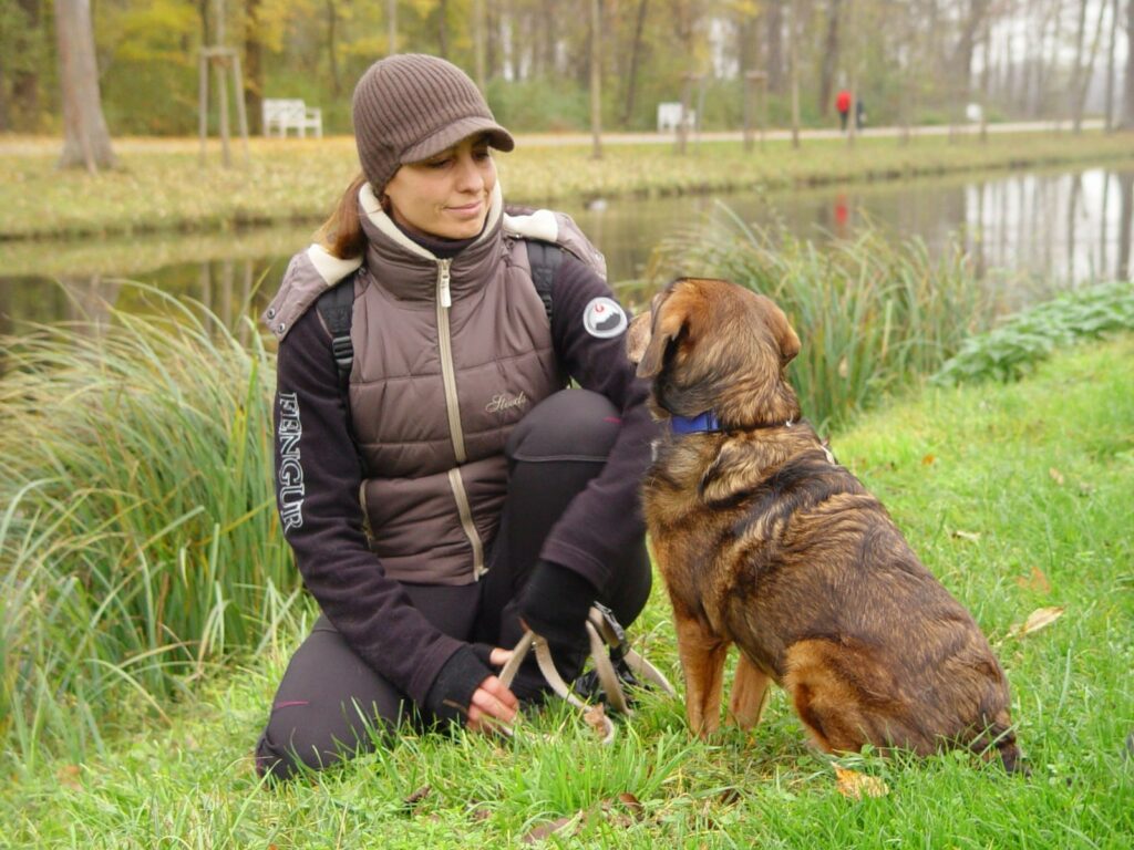 Ramona und Hund Chucky sitzen sich gegenüber und schauen sich vertrauensvoll an