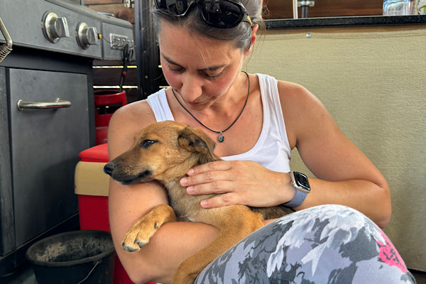 Ramona und Hündin Mery kuscheln