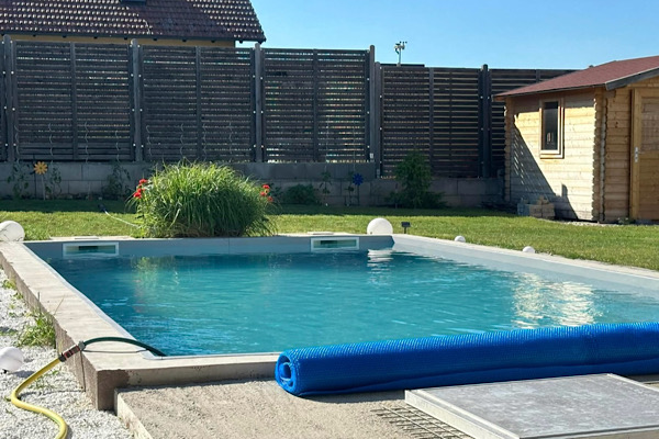 Pool im Garten bereit zum schwimmen